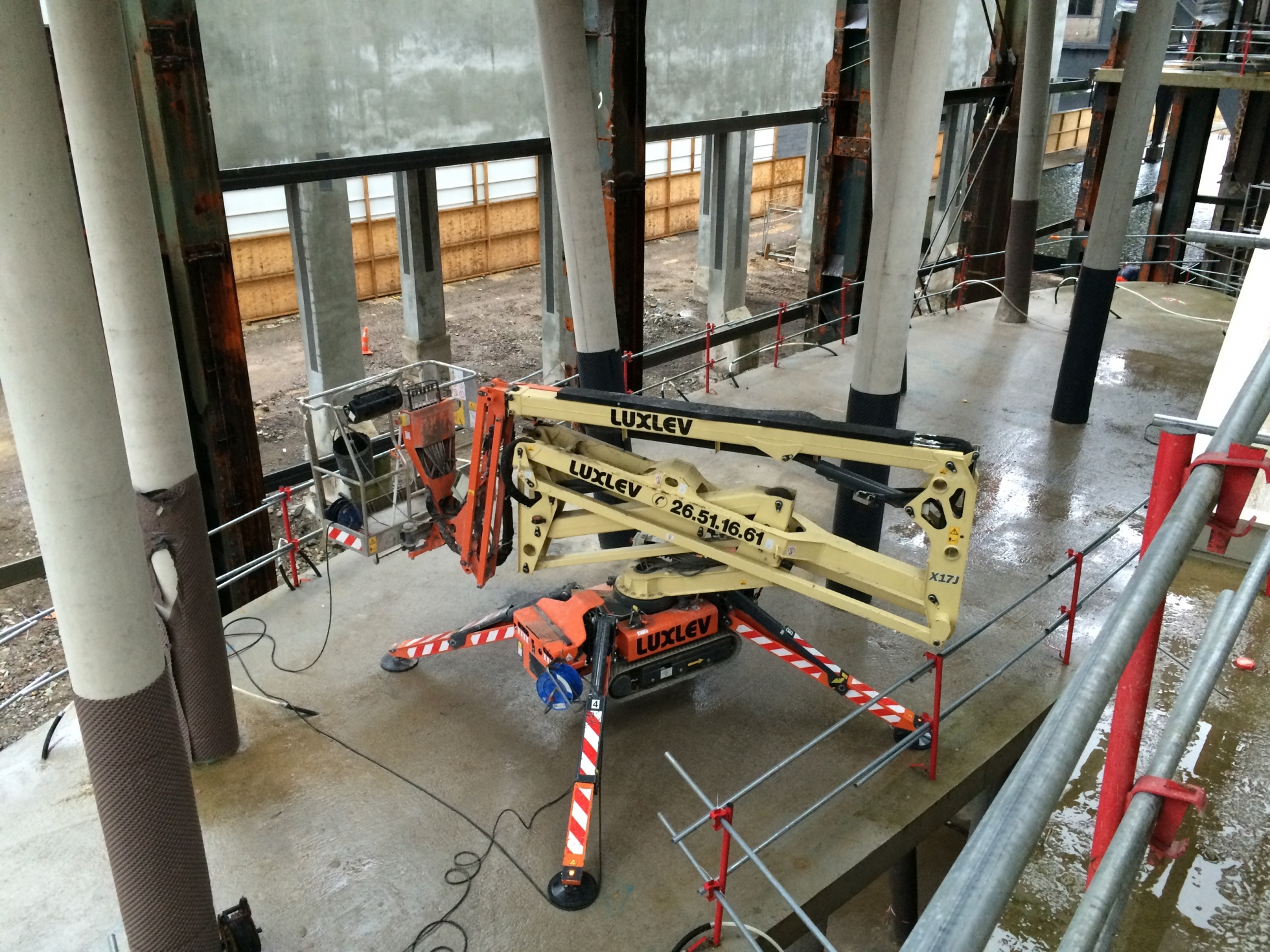 Nacelle araignée LUXLEV en travail à l'intérieur d'un bâtiment