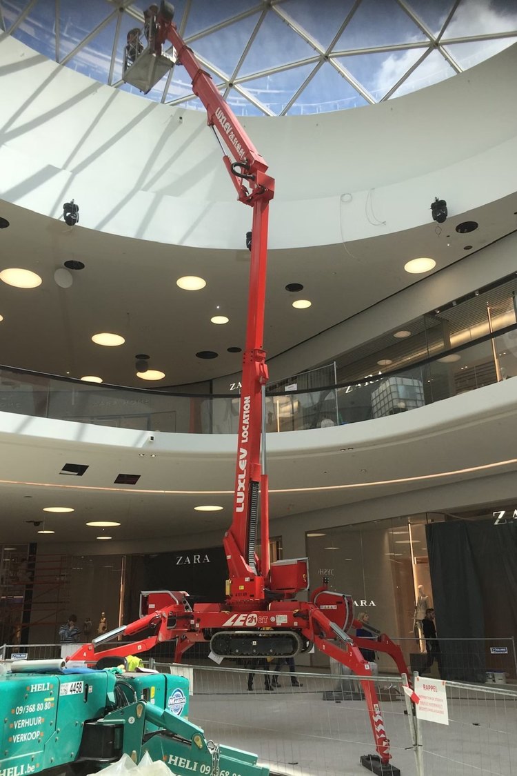 Nacelle araignée LUXLEV déployée sous la verrière d'un centre commercial