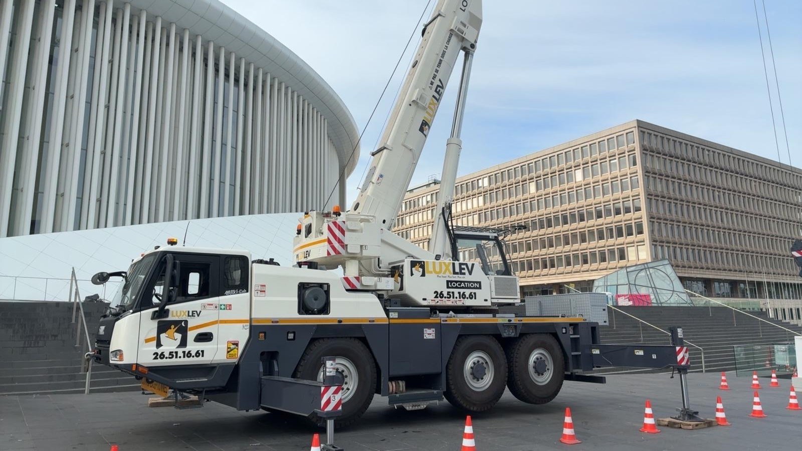 Grue mobile LUXLEV en intervention sur le plateau du Kirchberg